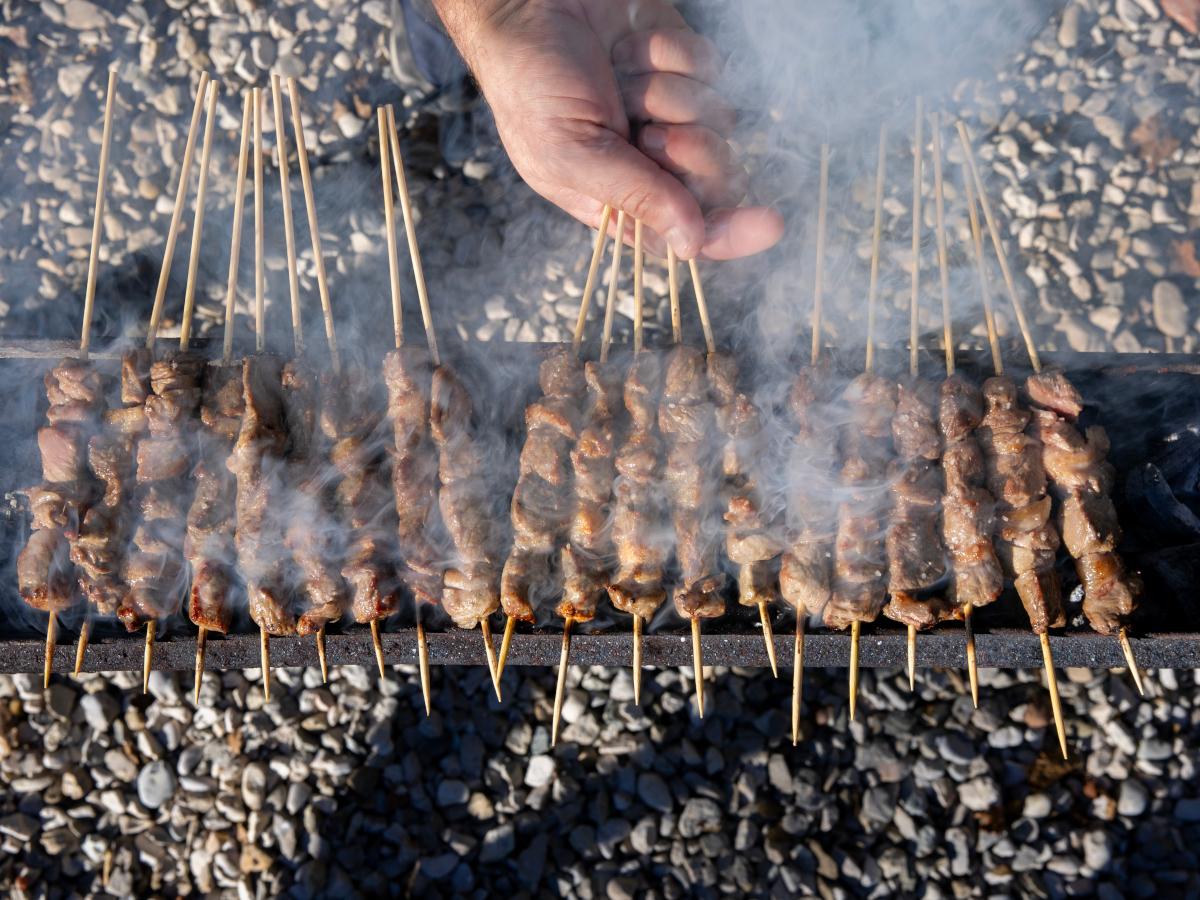 Prodotto tipico abruzzese: arrosticini abruzzesi e olio abruzzese spremuto a freddo